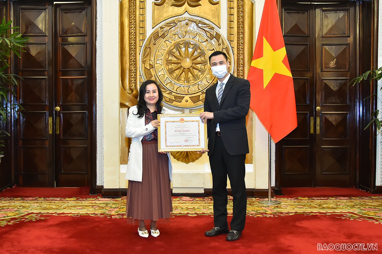 Thứ trưởng Ngoại giao Đặng Hoàng Giang trao Bằng khen của Bộ trưởng Bộ Ngoại giao cho bà Lê Thị Hoàng Yến, Chuyên viên chính Vụ II, Ban Thi đua, khen thưởng Trung ương.