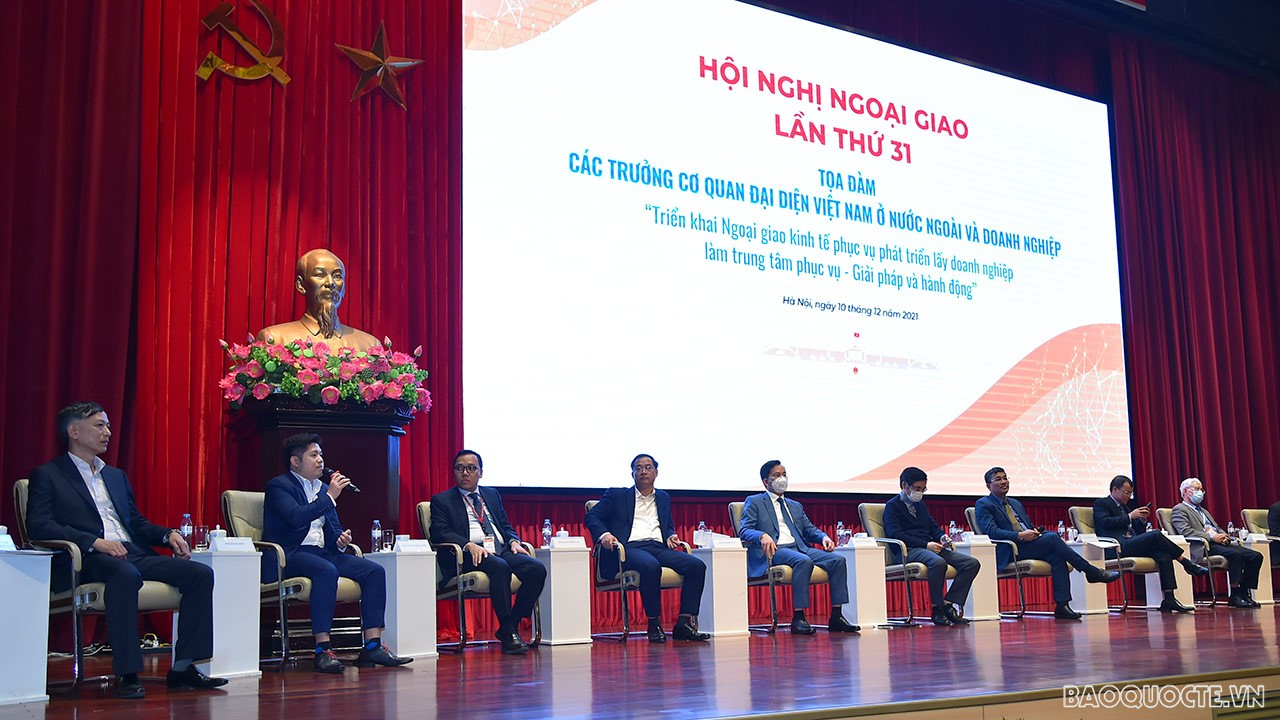Sáng 10/12, tại Hà Nội, bên lề Hội nghị Ngoại giao lần thứ 31 đã diễn ra Tọa đàm giữa các Trưởng Cơ quan đại diện Việt Nam ở nước ngoài và doanh nghiệp. (Ảnh: Tuấn Anh)