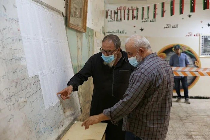 Người dân Tripoli kiểm tra tên để nhận thẻ cử tri chuẩn bị cho cuộc bầu cử tổng thống Libya. (Nguồn: news.yahoo)