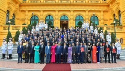 Chủ tịch nước Nguyễn Xuân Phúc trao quyết định phong hàm Đại sứ và gặp mặt các Đại sứ tham dự Hội nghị ngoại giao 31