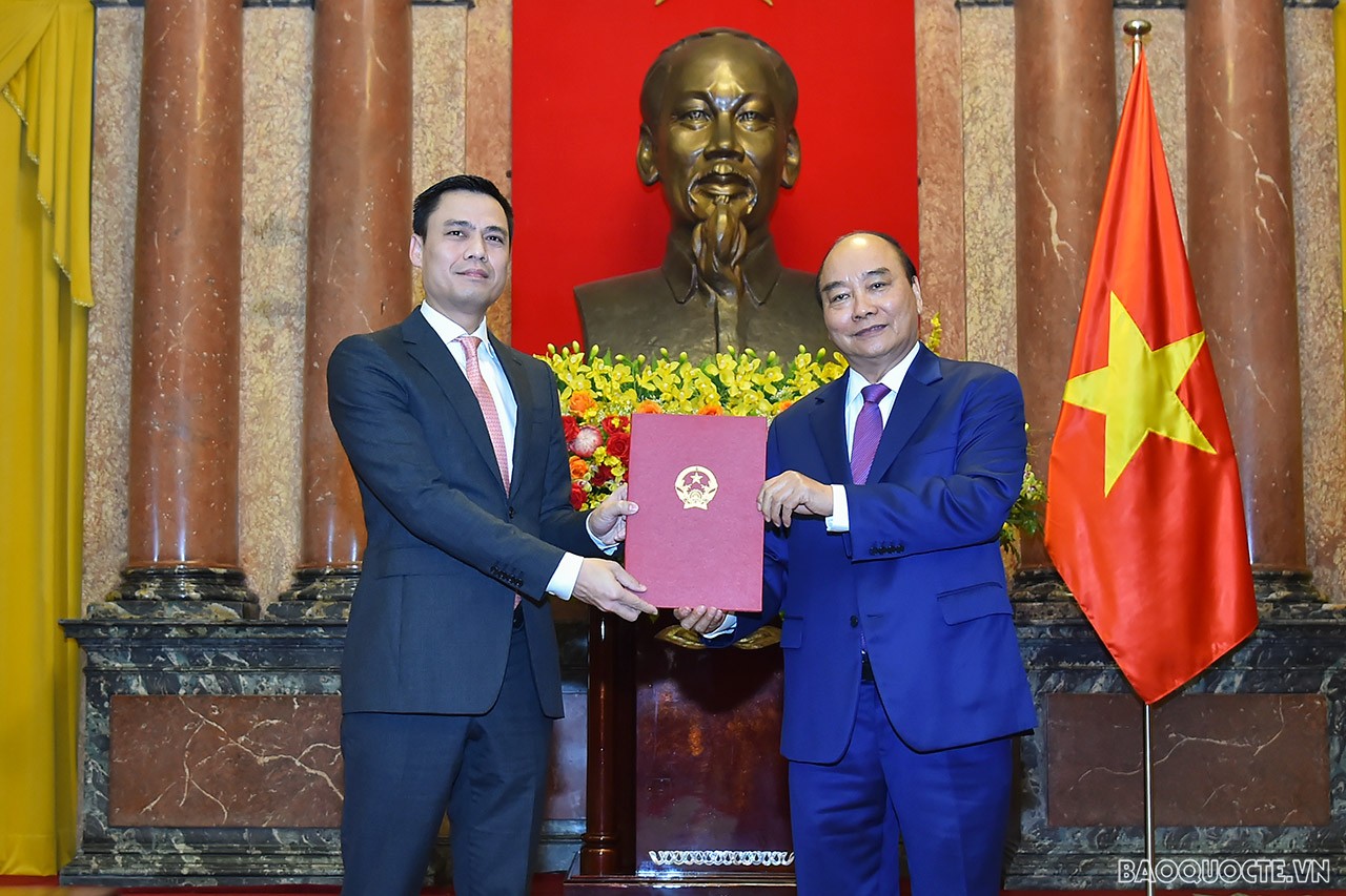 Chủ tịch nước Nguyễn Xuân Phúc trao Quyết định cho ông Đặng Hoàng Giang, Thứ trưởng Bộ Ngoại giao, được phong hàm Đại sứ bậc II. 
