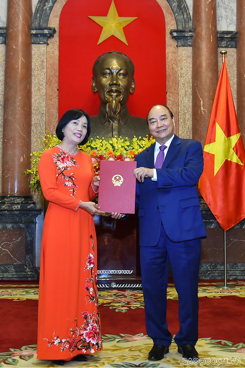 Chủ tịch nước Nguyễn Xuân Phúc trao Quyết định cho bà Tào Thị Thanh Hương, Vụ trưởng, được phong hàm Đại sứ bậc I. 