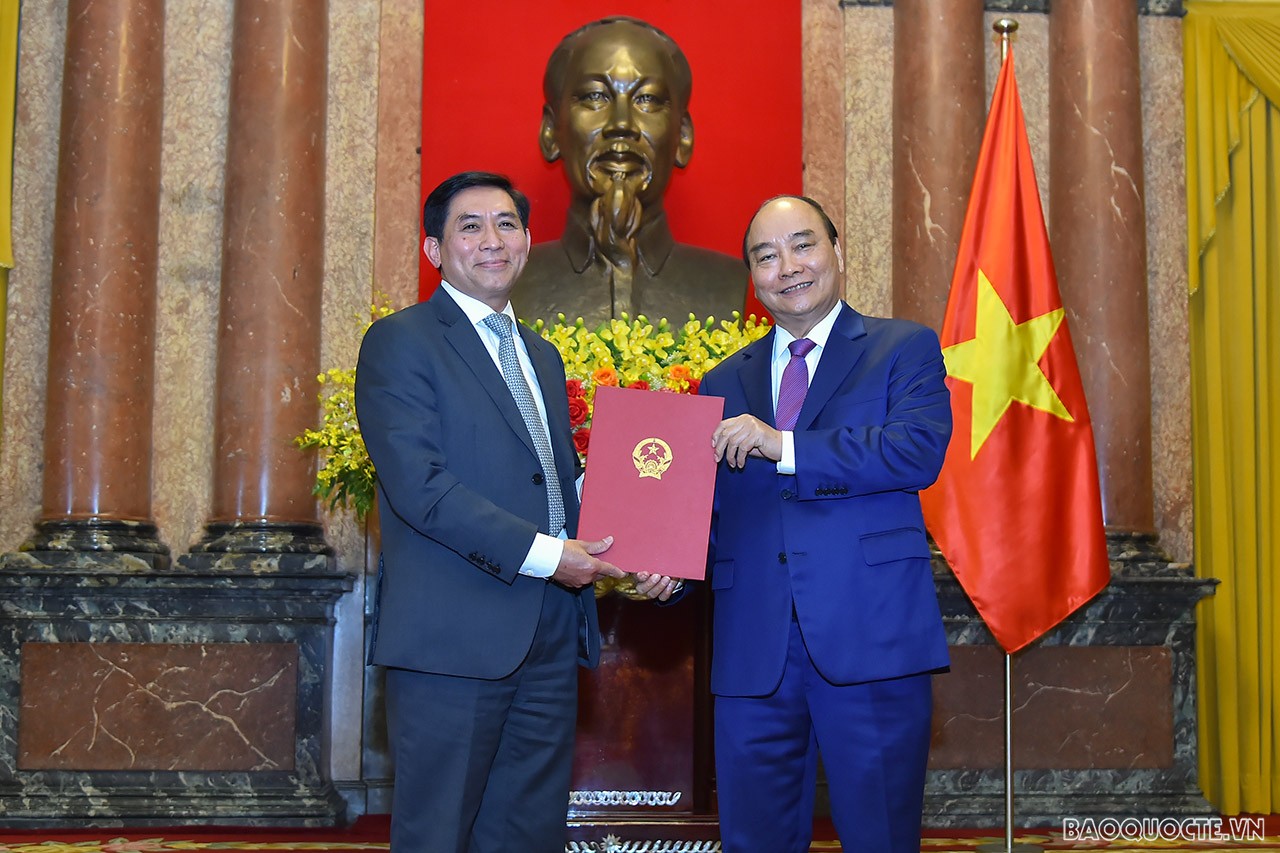 Chủ tịch nước Nguyễn Xuân Phúc trao Quyết định cho ông Nguyễn Trác Toàn, Tổng lãnh sự nước Cộng hòa xã hội chủ nghĩa Việt Nam tại San Francisco, Hoa Kỳ, được phong hàm Đại sứ bậc I.