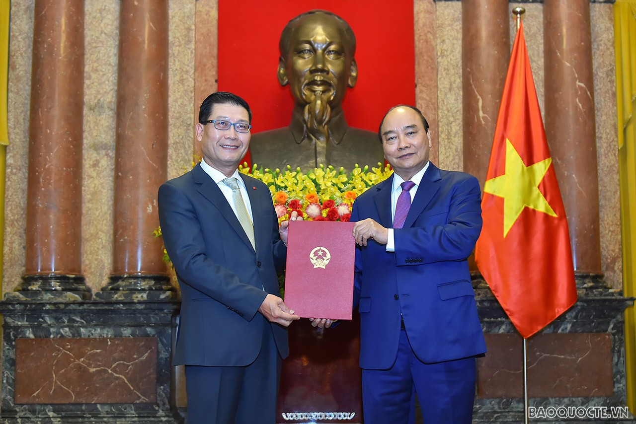 Chủ tịch nước Nguyễn Xuân Phúc trao Quyết định cho ông Lý Quốc Tuấn, Đại sứ đặc mệnh toàn quyền nước Cộng hòa xã hội chủ nghĩa Việt Nam tại Liên bang Myanmar, được phong hàm Đại sứ bậc I. 