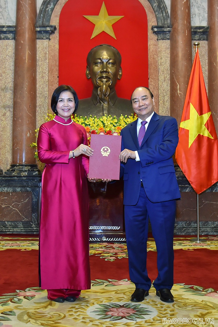 Chủ tịch nước Nguyễn Xuân Phúc trao Quyết định cho bà Lê Thị Tuyết Mai, Vụ trưởng Vụ Luật pháp và Điều ước quốc tế, được phong hàm Đại sứ bậc I.