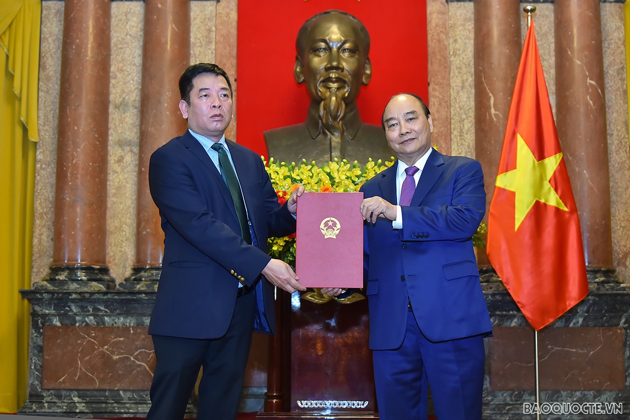 Chủ tịch nước Nguyễn Xuân Phúc trao Quyết định cho ông Vũ Hồ, Vụ trưởng Vụ ASEAN, Phó Trưởng đoàn Quan chức cao cấp (SOM) ASEAN của Việt Nam, được phong hàm Đại sứ bậc I.