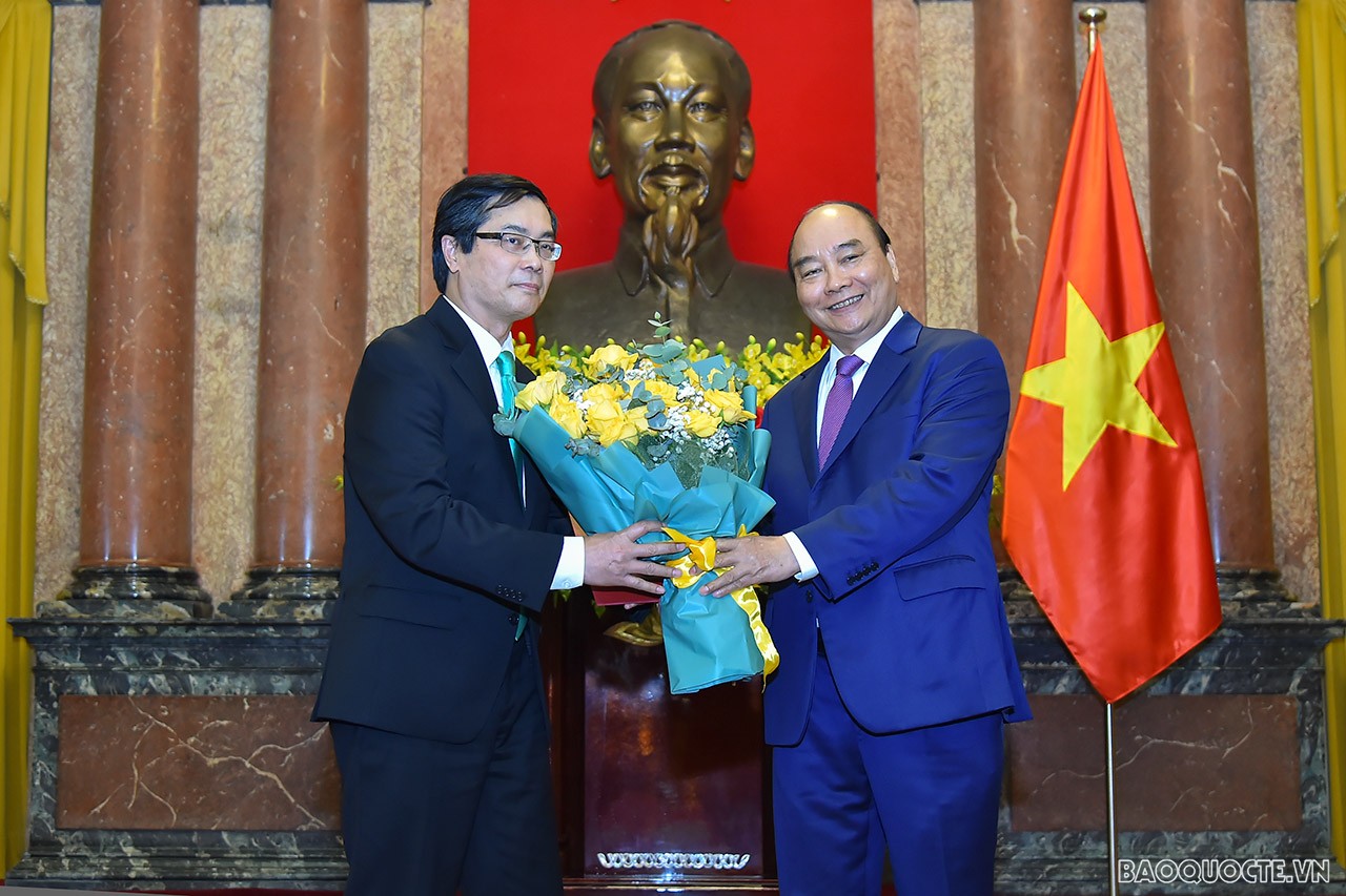 Toàn cảnh Chủ tịch nước Nguyễn Xuân Phúc trao quyết định phong hàm Đại sứ qua ảnh