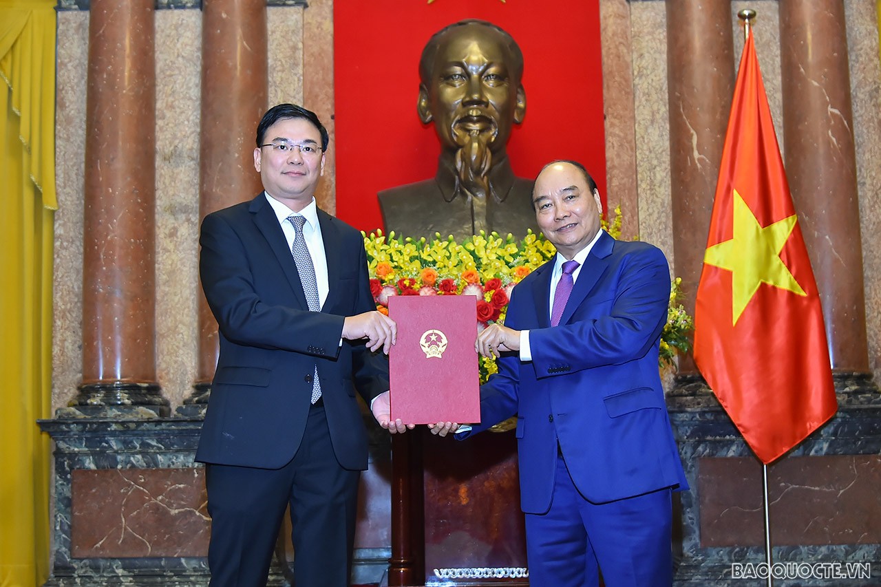 Chủ tịch nước Nguyễn Xuân Phúc trao Quyết định cho ông Phạm Quang Hiệu, Thứ trưởng Bộ Ngoại giao, được phong hàm Đại sứ bậc II.