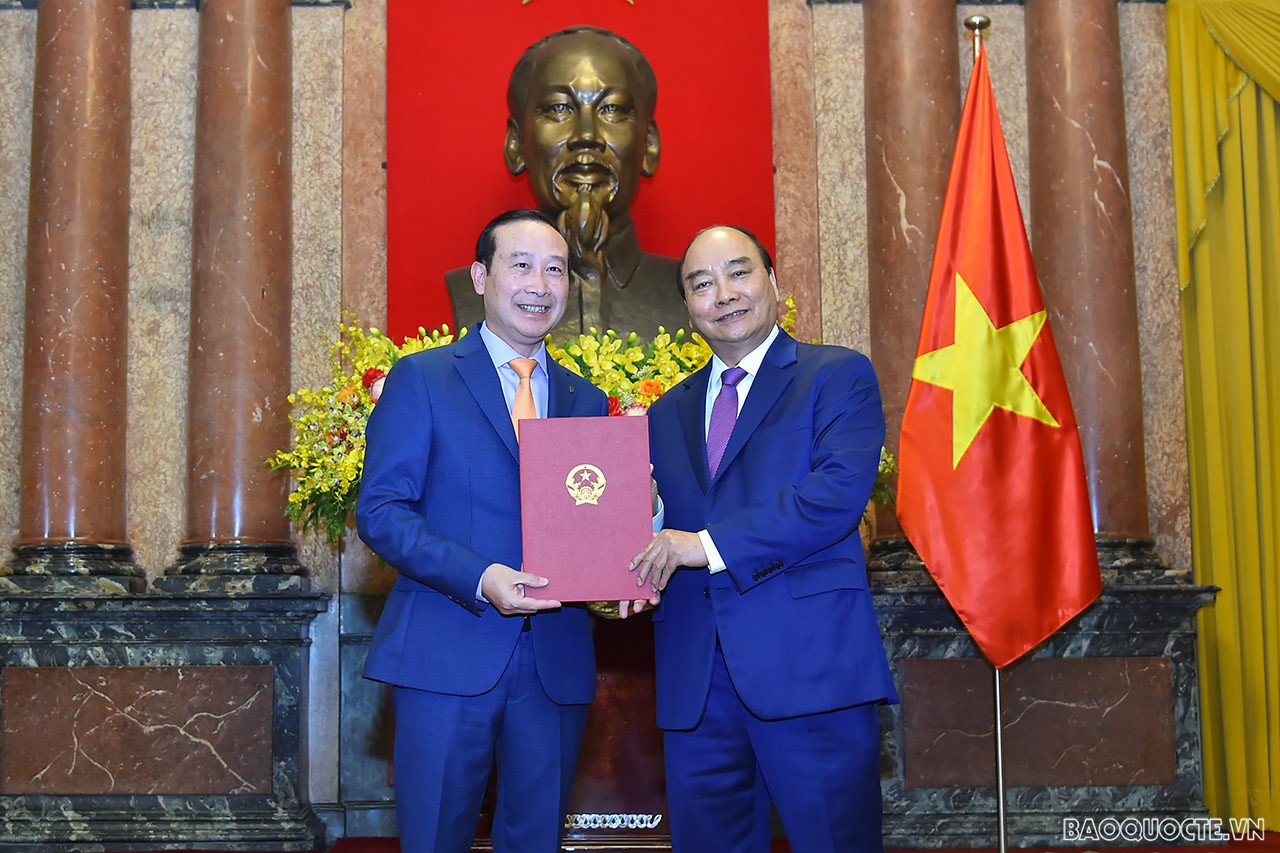  Chủ tịch nước Nguyễn Xuân Phúc trao Quyết định cho ông Nguyễn Văn Thảo, Trợ lý Bộ trưởng kiêm Vụ trưởng Vụ Tổng hợp kinh tế, được phong hàm Đại sứ bậc I.