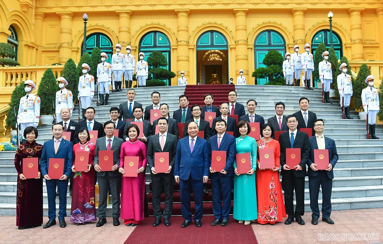 Chủ tịch nước Nguyễn Xuân Phúc trân trọng trao Quyết định phong hàm Đại sứ cho 26 đồng chí là lãnh đạo Bộ Ngoại giao, trưởng cơ quan đại diện Việt Nam ở nước ngoài, lãnh đạo các đơn vị của Bộ Ngoại giao, lãnh đạo các tổ chức quốc tế mà Việt Nam là thành viên. 