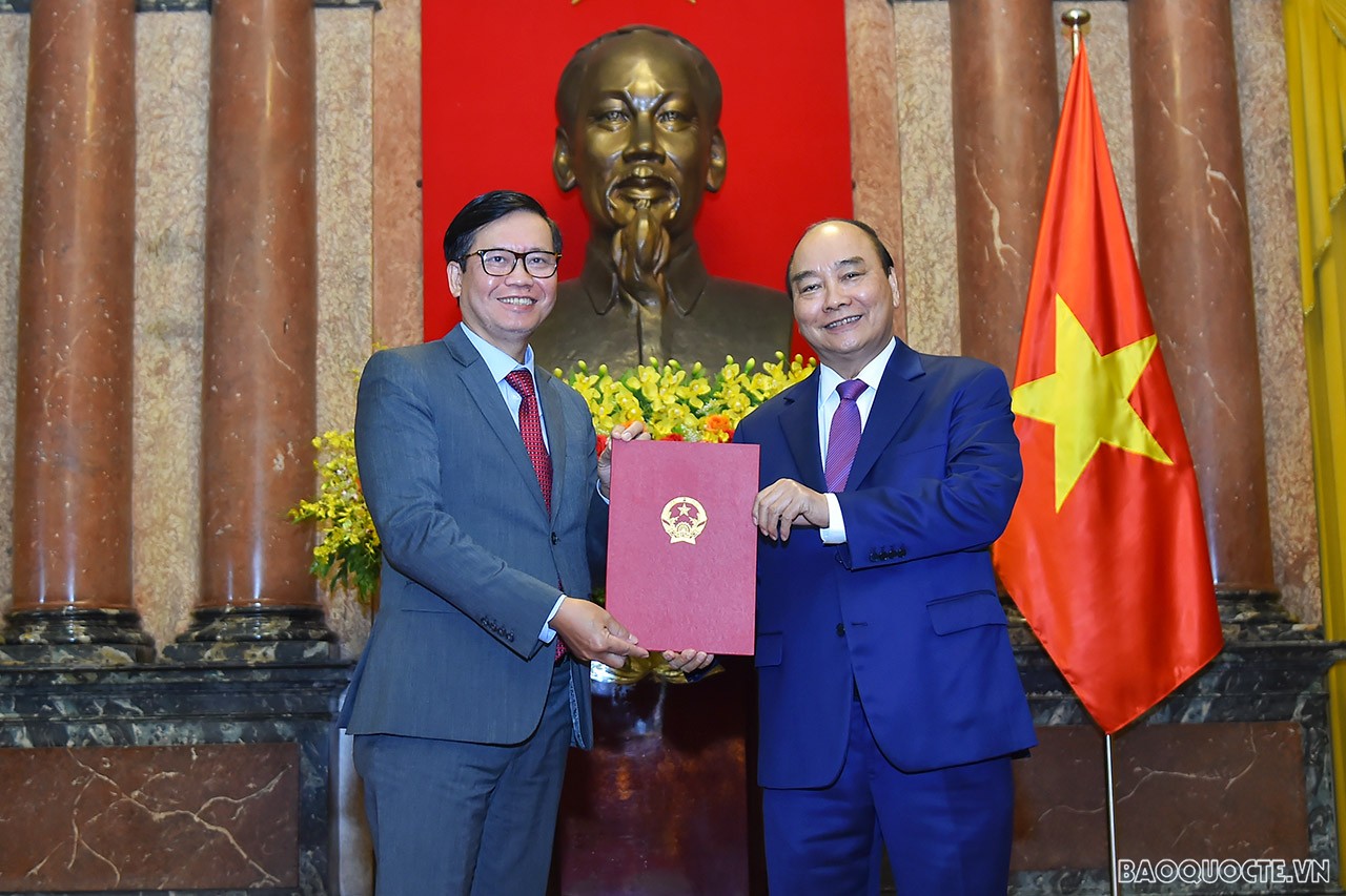 Chủ tịch nước Nguyễn Xuân Phúc trao Quyết định cho ông Hoàng Anh Tuấn, Phó Tổng Thư ký Hiệp hội các quốc gia Đông Nam Á (ASEAN) được phong hàm Đại sứ bậc I.