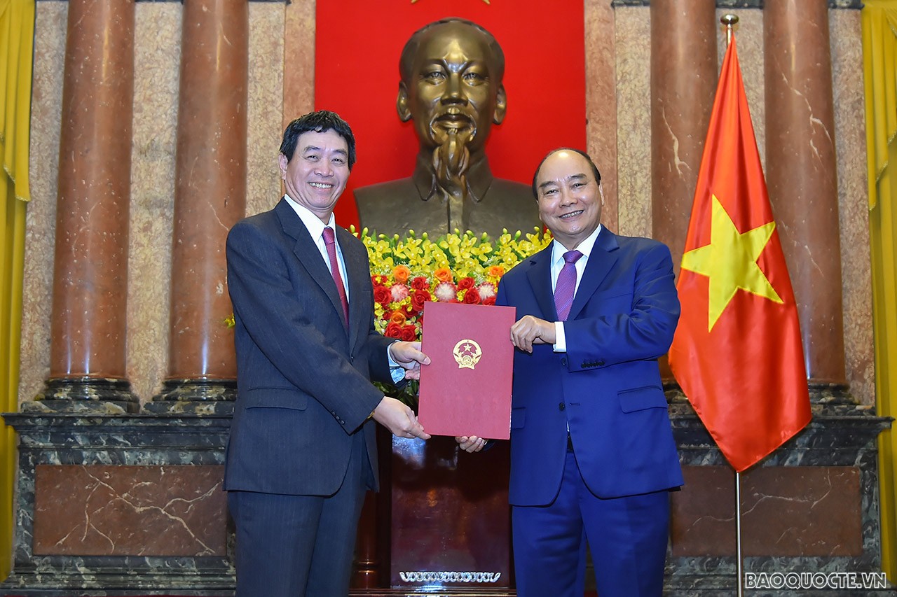 Chủ tịch nước Nguyễn Xuân Phúc trao Quyết định cho ông Nguyễn Hai Bằng, Đại sứ, Trưởng Phái đoàn đại diện thường trực của Việt Nam tại ASEAN, được phong hàm Đại sứ bậc I.