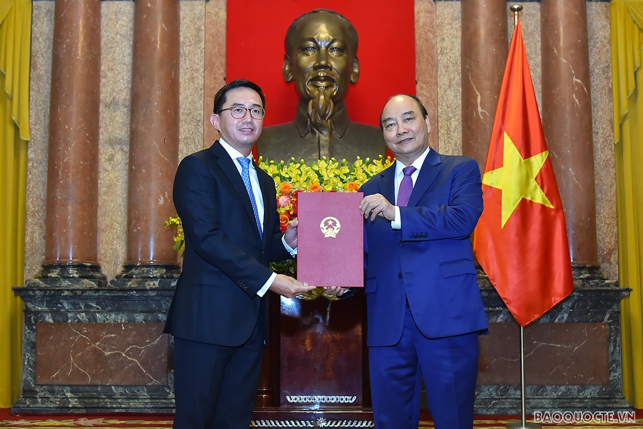 Toàn cảnh Chủ tịch nước Nguyễn Xuân Phúc trao quyết định phong hàm Đại sứ qua ảnh