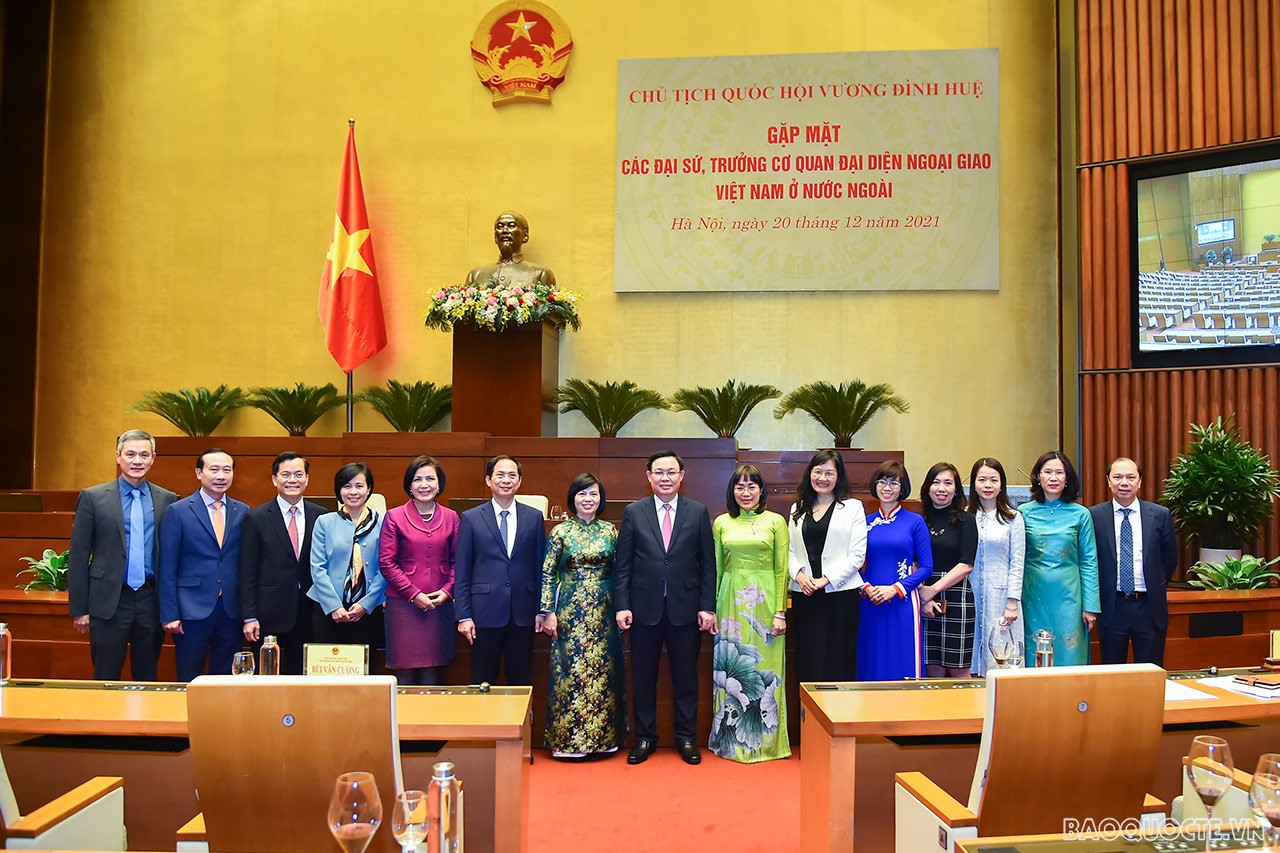 Chủ tịch Quốc hội Vương Đình Huệ gặp mặt các Đại sứ về dự Hội nghị Ngoại giao 31