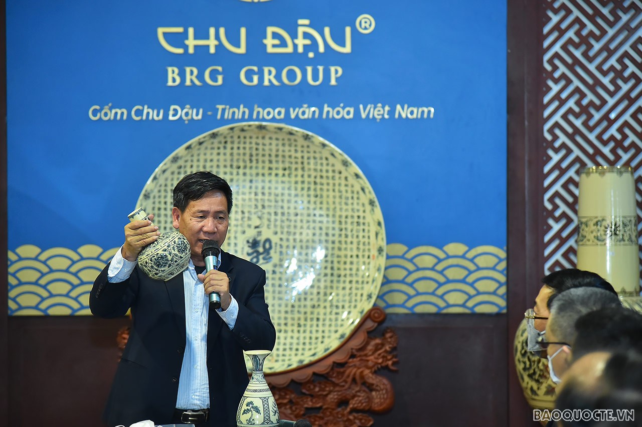 Đoàn Trưởng cơ quan đại diện Việt Nam ở nước ngoài nhiệm kỳ 2021-2024 thăm, làm việc tại Tập đoàn An Phát Holdings và Gốm Chu Đậu