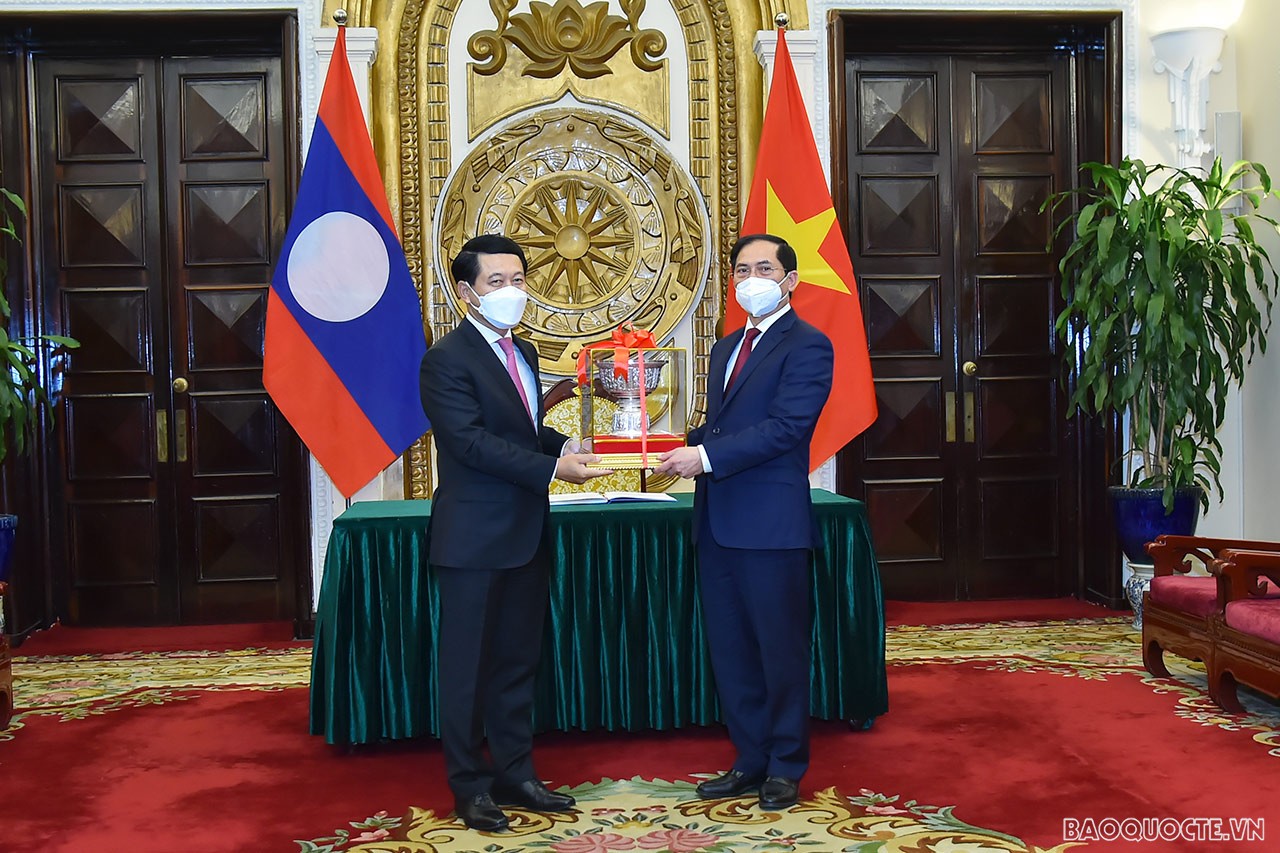 Bộ trưởng Ngoại giao Bùi Thanh Sơn đón, đồng chủ trì tham vấn chính trị với Bộ trưởng Ngoại giao Lào Saleumxay Kommasith