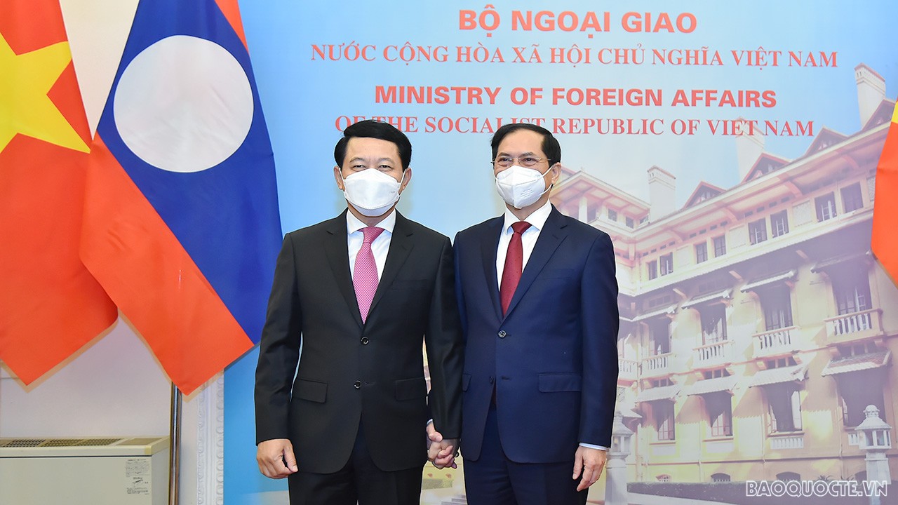 Bộ trưởng Ngoại giao Bùi Thanh Sơn đón, đồng chủ trì tham vấn chính trị với Bộ trưởng Ngoại giao Lào Saleumxay Kommasith