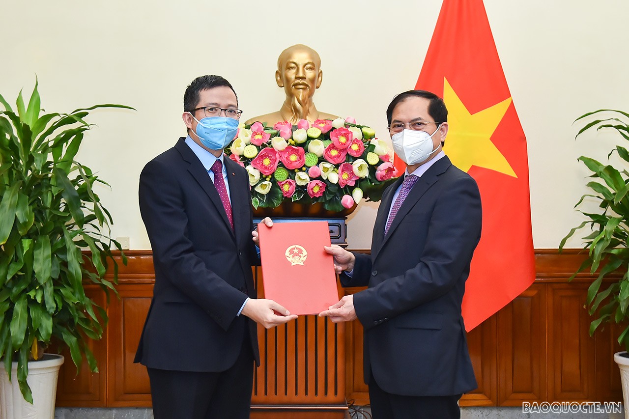 Tại buổi lễ, Ủy viên Trung ương Đảng, Bộ trưởng Ngoại giao Bùi Thanh Sơn trao quyết định bổ nhiệm ông Phạm Thanh Bình, Quyền Vụ trưởng Vụ Đông Bắc Á, giữ chức Vụ trưởng Vụ Đông Bắc Á.