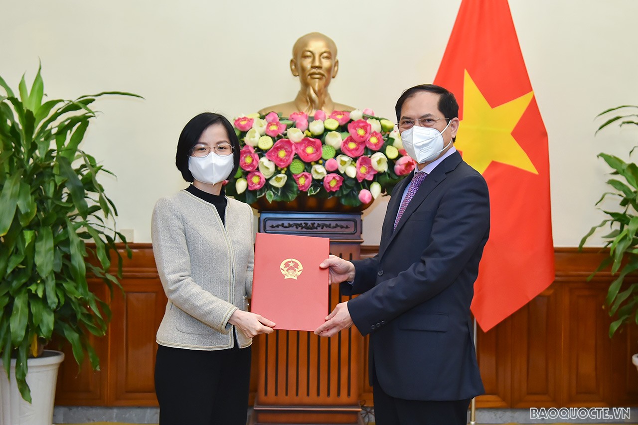 Ủy viên Trung ương Đảng, Bộ trưởng Ngoại giao Bùi Thanh Sơn trao quyết định bổ nhiệm bà Trần Bảo Ngọc, Quyền Vụ trưởng Vụ Hợp tác kinh tế đa phương, giữ chức Vụ trưởng Vụ Hợp tác kinh tế đa phương.