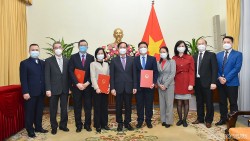 Bộ trưởng Ngoại giao Bùi Thanh Sơn trao quyết định bổ nhiệm 3 Vụ trưởng của Bộ Ngoại giao