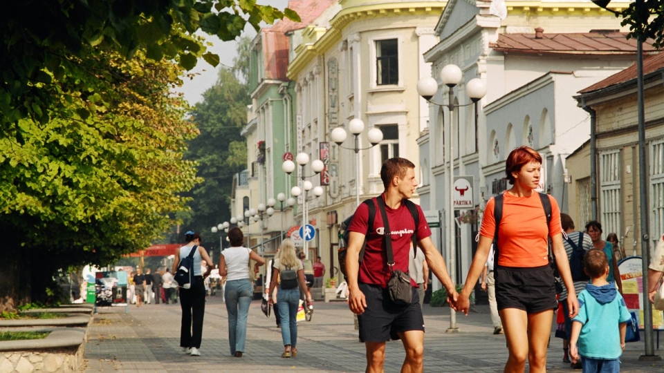 dan so latvia giam hon 18 ke tu nam 2000