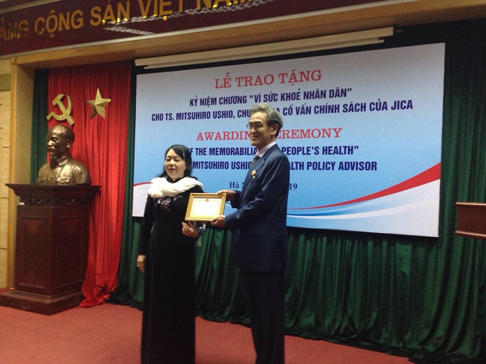 trao ky niem chuong vi suc khoe nhan dan cho chuyen gia nhat ban