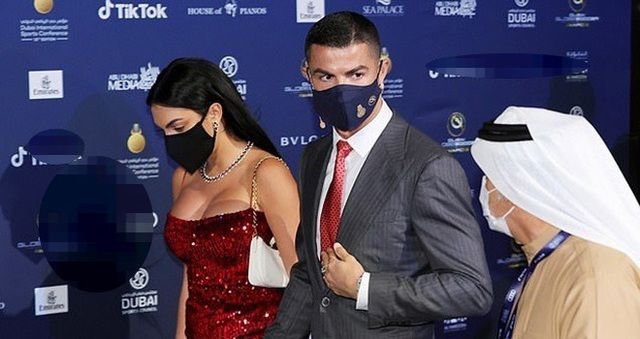Bạn gái Ronaldo khoe nhẫn kim cương khủng