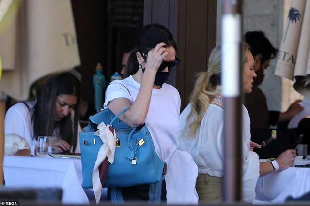 Gia đình Beckham nổi bật khi đi ăn trưa tại Miami