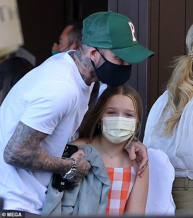 Gia đình Beckham nổi bật khi đi ăn trưa tại Miami