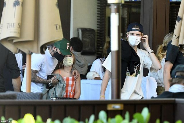 Gia đình Beckham nổi bật khi đi ăn trưa tại Miami