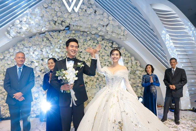 Đám cưới siêu lung linh của MC Thùy Linh VTV cùng chú rể Hiếu Su