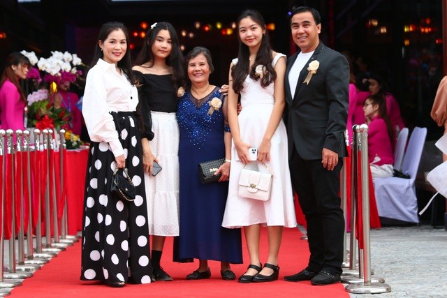 Nhan sắc gây sốt của các "cậu ấm cô chiêu" nhà sao Việt