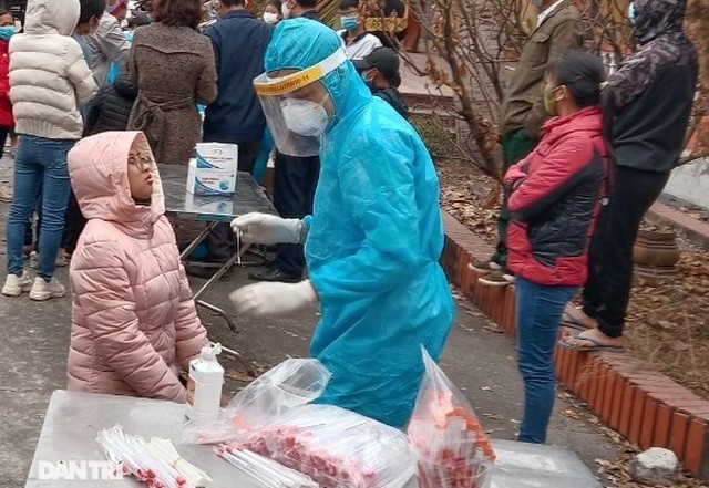 Hàng trăm người "nườm nượp" đi xét nghiệm nhanh Covid-19 ở Hải Dương