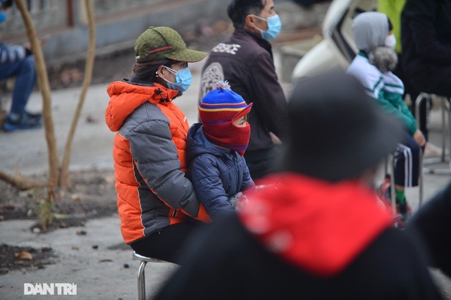 Hàng trăm người "nườm nượp" đi xét nghiệm nhanh Covid-19 ở Hải Dương