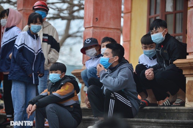 Hàng trăm người "nườm nượp" đi xét nghiệm nhanh Covid-19 ở Hải Dương