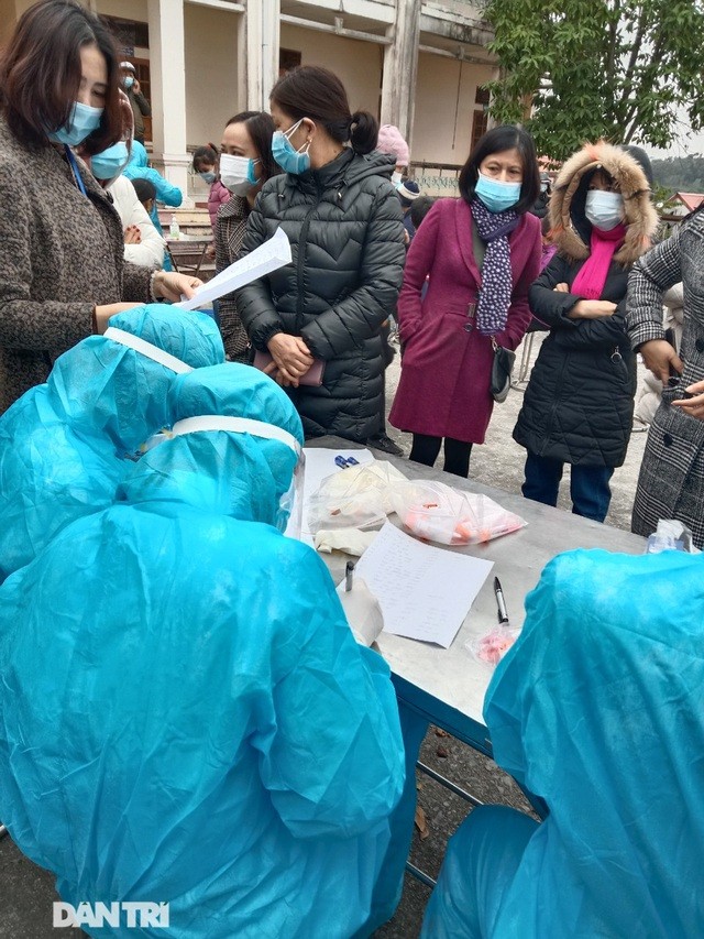 Hàng trăm người "nườm nượp" đi xét nghiệm nhanh Covid-19 ở Hải Dương