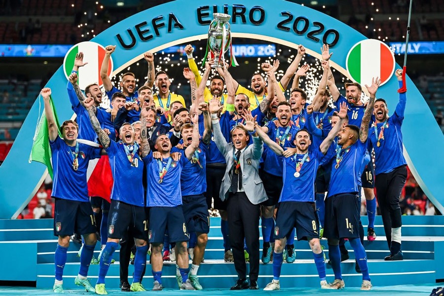 Bóng đá quốc tế 2021: Messi, Italy và Covid-19