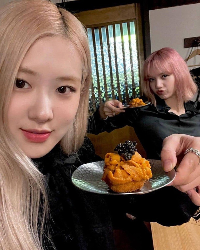 Các ngôi sao khắp thế giới làm gì trong ngày đầu năm mới 2022?