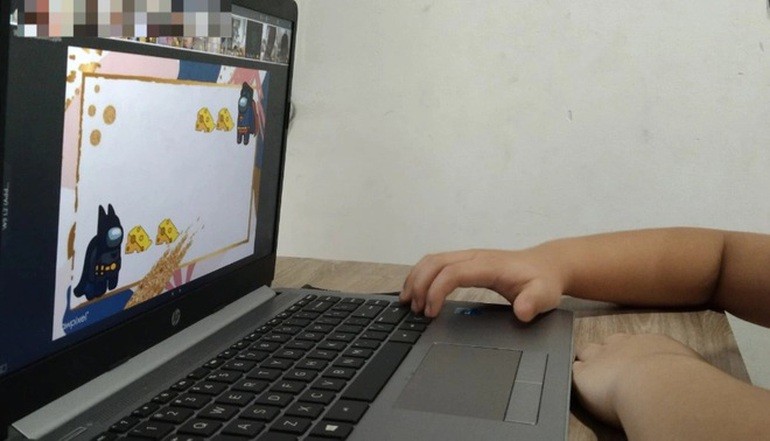 Từ vụ bé gái 8 tuổi bị bạo hành: Phía sau camera lớp học online
