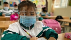 Hà Nội: Học sinh lớp 1 của một huyện hoãn học trực tiếp sau một ngày mở cửa trường