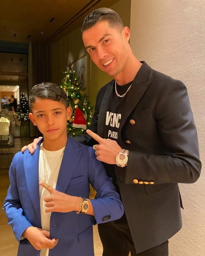Ronaldo dạy con đáng ngưỡng mộ, thiên hạ mắt tròn mắt dẹt