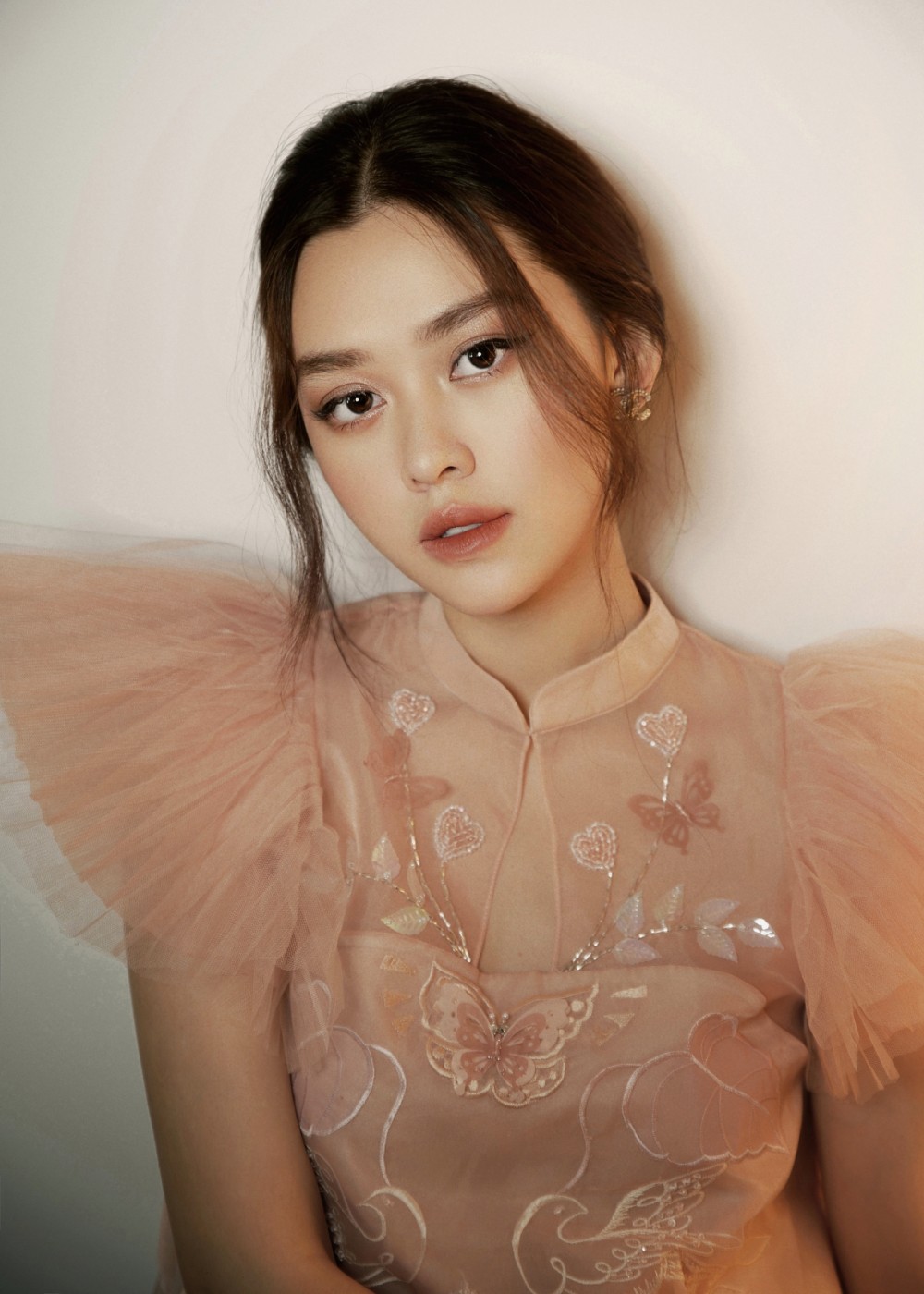 Trong bộ ảnh mới nhất, ngoài vẻ ngọt ngào thường thấy, Á hậu Tường San còn khiến fans bất ngờ trước những hình ảnh quyến rũ, gợi cảm ở tuổi 21.