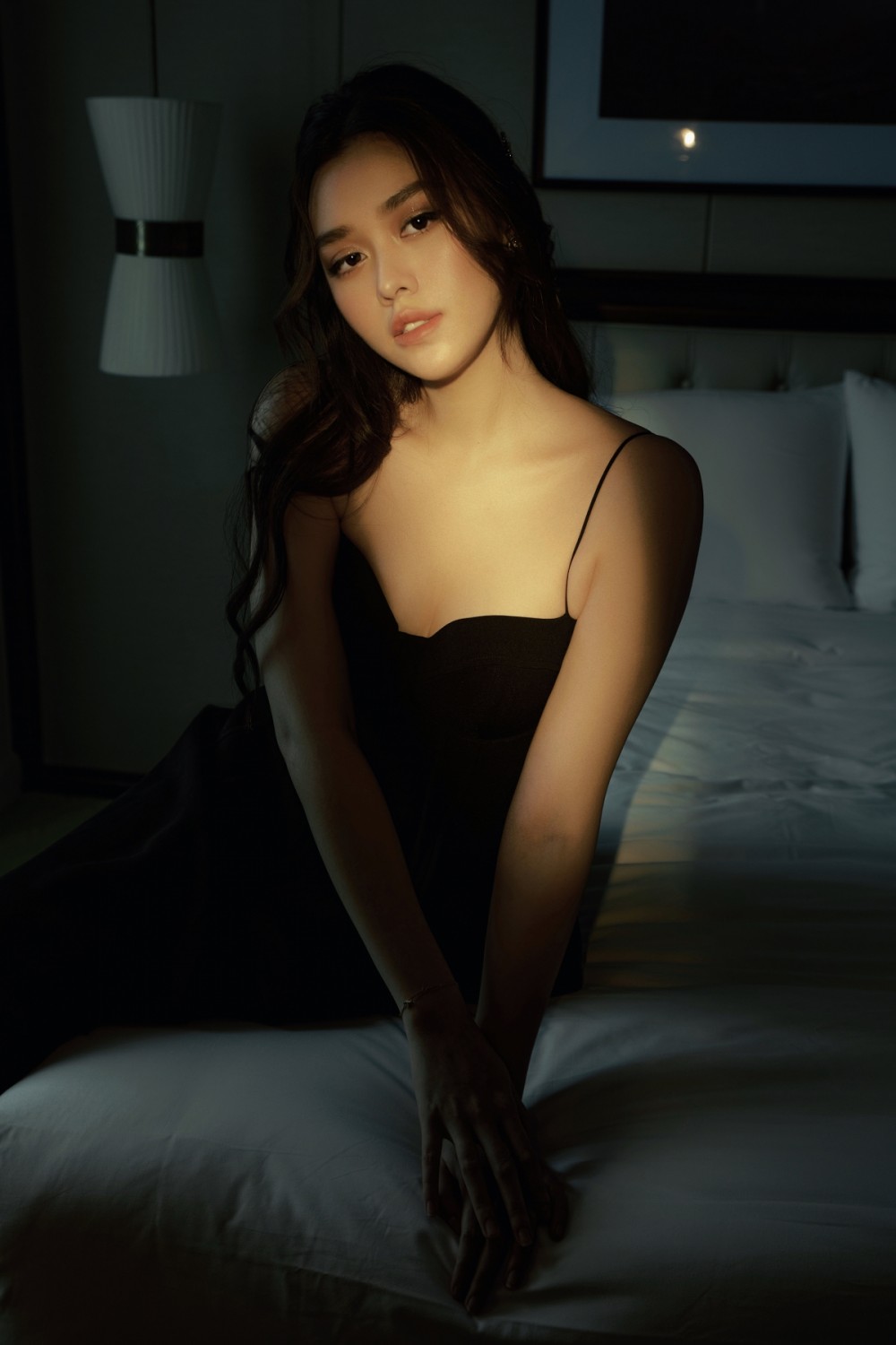 Qua mỗi shoot hình, Tường San đều chứng minh được cho khán giả thấy bản thân cô luôn biết cách tận dụng thế mạnh của bản thân, từ gương mặt cho đến vóc dáng cơ thể với đôi vai trần gợi cảm cùng sắc vóc mỹ miều để không chỉ làm tôn lên vẻ đẹp của các trang phục cô đang khoác lên người, mà còn bắt trọn sự chú ý của người xem bằng thần thái tỏa sáng.