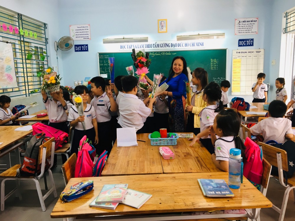 Giáo dục đổi mới bao năm nhưng thưởng Tết giáo viên vẫn vậy