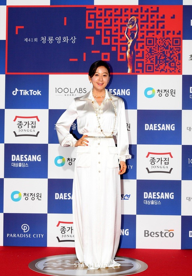 Song Joong Ki bảnh bao bên dàn mỹ nhân tại lễ trao giải Rồng Xanh