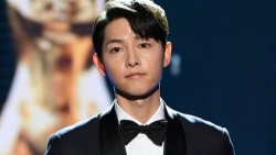 Tài tử 'Hậu duệ Mặt trời' Song Joong Ki trở thành tâm điểm tại lễ trao giải Rồng Xanh 2021