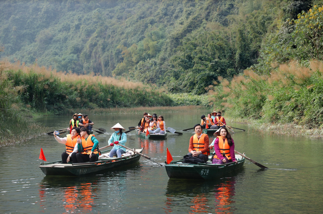 Bảo Thanh hội ngộ dàn diễn viên phim Về nhà đi con