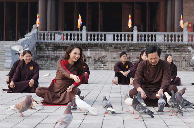 Bảo Thanh hội ngộ dàn diễn viên phim Về nhà đi con