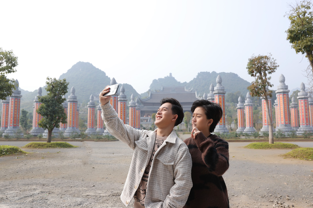 Bảo Thanh hội ngộ dàn diễn viên phim Về nhà đi con