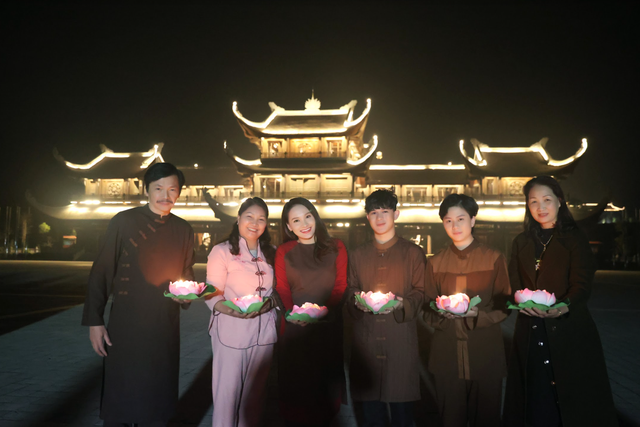 Bảo Thanh hội ngộ dàn diễn viên phim Về nhà đi con